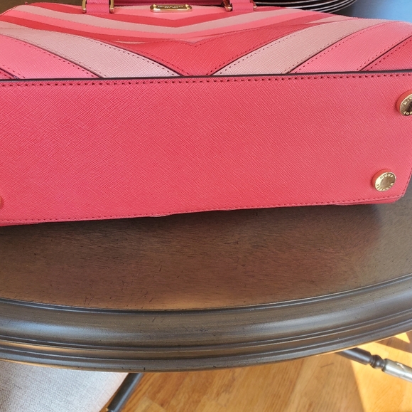 Authentic Michael Kors Chevron handbag. - Picture 6 of 7